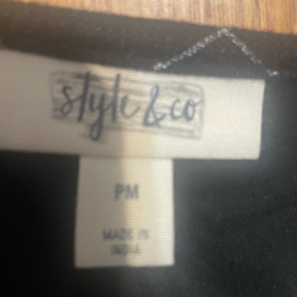 Style & Co Just right for the change of season, beautiful  embroidered top. - Picture 5 of 6